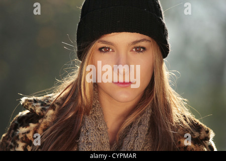 Elegante adolescente che indossa un cappello invernale. Foto Stock