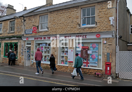 Il Post Office nel villaggio Costwold di Bourton sull'acqua, Gloucestershire, UK. Foto Stock