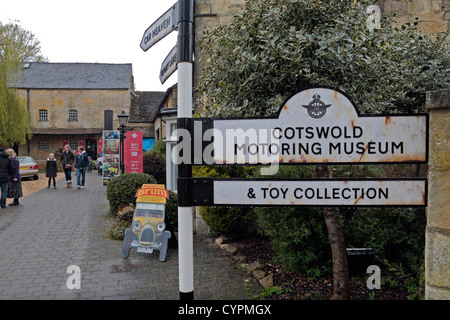 Firmare all'entrata del Cotswold Motoring Museum & Toy Collection, Bourton sull'acqua, Gloucestershire, UK. Foto Stock