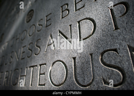 ARLINGTON, Virginia - Una tavoletta di granito incisa con le citazioni di Theodore Roosevelt si trova sull'isola Theodore Roosevelt nel fiume Potomac. Il memoriale, caratterizzato da più lastre di pietra con le parole del 26 ° presidente, include questo pannello intitolato "LO STATO" con i pensieri di Roosevelt sulla democrazia, la libertà e la governance. Il monumento di 88 acri alberato dell'isola, accessibile tramite passerella pedonale, funge da santuario naturale e tributo all'eredità conservativa di Roosevelt. Il complesso commemorativo, progettato dall'architetto Eric Gugler con scultura di Paul Manship, è stato dedicato nel 1967 ed è mantenuto dal Foto Stock