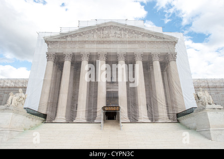 WASHINGTON DC - l'edificio della Corte Suprema degli Stati Uniti subisce un'ampia ristrutturazione esterna nel 2012, con impalcature e scrim protettivo che coprono gran parte della struttura neoclassica. Il progetto di ristrutturazione includeva riparazioni alla facciata in marmo, al tetto e ad altri elementi esterni dell'edificio storico, che fu originariamente completato nel 1935. Lo scrim decorativo presentava una rappresentazione architettonica a grandezza naturale della facciata dell'edificio, consentendo all'iconica struttura di mantenere la sua presenza visiva su Capitol Hill durante i lavori di restauro pluriennali. Foto Stock