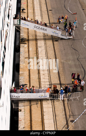 P&O NAVE DA CROCIERA Oceana lungo il lato del dock con passerelle e persone d'imbarco per la prossima tappa del loro viaggio Foto Stock