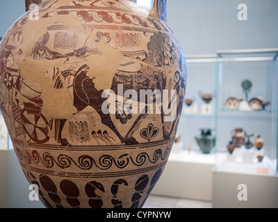 NEW YORK, NY - un greco di terracotta a collo anfora (storage jar) dal VII secolo A.C. al Metropolitan Museum of Art di New York, New York. Foto Stock