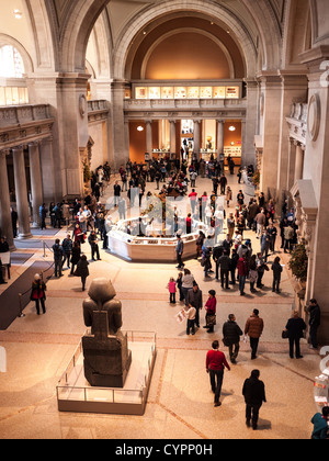 Metropolitan Museum of Art Foyer New York City // NEW YORK, Stati Uniti — l'atrio principale del Metropolitan Museum of Art, comunemente noto come Met, situato sulla Fifth Avenue a New York City. La grande entrata presenta un'architettura neoclassica, con colonne torreggianti e soffitti a volta, che accolgono i visitatori in uno dei musei d'arte più famosi al mondo. Foto Stock