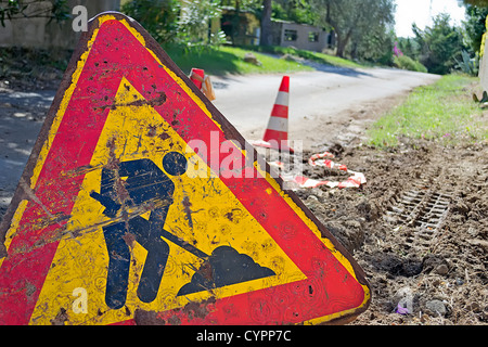 Lavori in corso cartello stradale in una strada di campagna Foto Stock