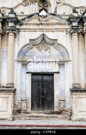 Rovine del Monastero e della Chiesa Santa Clara Antigua Guatemala | ANTIGUA, Guatemala — Un frontone incrinato e una porta di legno chiusa segnano la facciata del Monastero e della Chiesa Santa Clara, la cui muratura barocca è sopravvissuta ai terremoti di Santa Marta del 1773 solo come rudere. Il convento fu fondato nel 1699 da monache clarisse di Puebla, Messico, e la chiesa attuale, progettata dall'architetto Diego de Porres, fu aperta nel 1734. Foto Stock