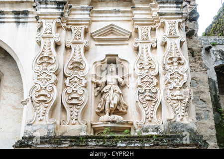 ANTIGUA, Guatemala: Le rovine del monastero e della chiesa di Santa Clara sono un silenzioso testamento della storia coloniale. La facciata ornata e le pareti sbriciolate, adagiate su uno sfondo di vegetazione lussureggiante e vulcani lontani, esemplificano l'architettura barocca e le sfide sismiche che caratterizzano il paesaggio urbano di Antigua, Patrimonio dell'Umanità dell'UNESCO. Foto Stock