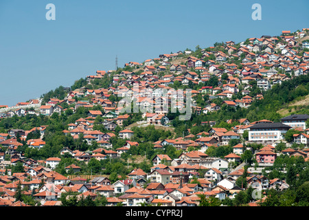 Vista delle case sulle colline di Sarajevo, città capitale della Bosnia ed Erzegovina. Foto Stock