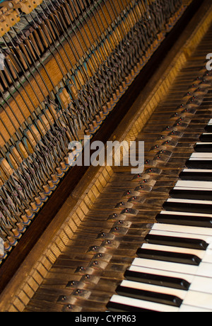 Vecchio piano d'epoca con meccanico aperto Foto Stock