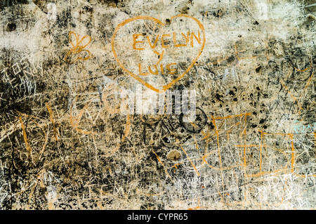 Monastero e chiesa di Santa Clara rovine barocche Antigua Guatemala // ANTIGUA, Guatemala - le rovine intemprate del monastero e della chiesa di Santa Clara sono un silenzioso testamento della storia coloniale. La facciata ornata e le pareti sbriciolate, adagiate su uno sfondo di vegetazione lussureggiante e vulcani lontani, esemplificano l'architettura barocca e le sfide sismiche che caratterizzano il paesaggio urbano di Antigua, Patrimonio dell'Umanità dell'UNESCO. Foto Stock