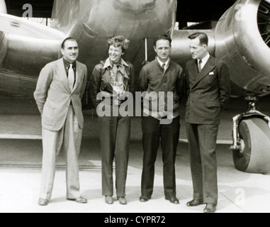 Amelia Earhart in piedi con Paolo Mosa, Harry Manning & Fred Noonan nella parte anteriore del velivolo, dall'Aeroporto di Honolulu, 20 marzo 1937 Foto Stock