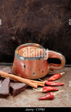 Mexican cioccolata calda con bastoncini di cannella e chilis Foto Stock