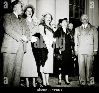 Il presidente americano Harry Truman, moglie Bess e la figlia Margherita, con Alben Barkley e figlia dopo Re-Election, 5 novembre 1948 Foto Stock