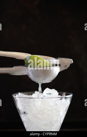 Essendo di lime spremuto su ghiaccio Foto Stock