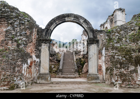 ANTIGUA GUATEMALA, Guatemala — scale e arco presso le rovine della Iglesia y Convento de la Recolección ad Antigua, Guatemala. La chiesa fu distrutta dal terremoto del 1773. Foto Stock