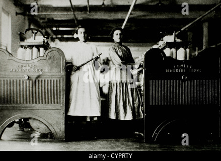 Due giovani lavoratori Ragazza in un mulino, 1910 Foto Stock