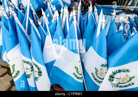 ANTIGUA GUATEMALA, Guatemala — Un gruppo di piccole bandiere nazionali guatemalteche blu e bianche in vendita in un mercato per il giorno dell'indipendenza guatemalteca. Foto Stock