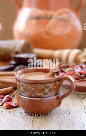 Messicano di cioccolata calda con la cannella e chilis Foto Stock