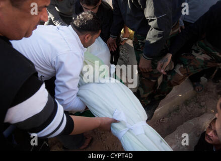 8 novembre 2012 - Aleppo, Siria: la gente a prendere parte a un servizio funebre per un uomo ucciso da un cecchino in Kadi Askar quartiere di Aleppo. Foto Stock