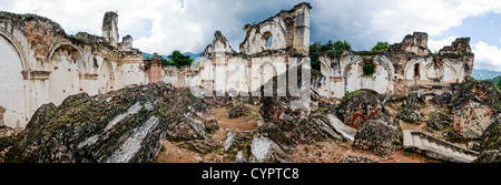 ANTIGUA GUATEMALA, Guatemala — Panorama delle rovine della Iglesia y Convento de la Recolección ad Antigua, Guatemala. La chiesa fu distrutta dal terremoto del 1773. Foto Stock