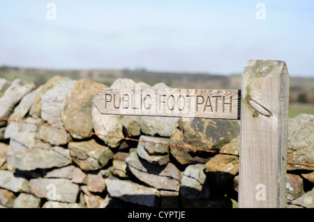 Di legno sentiero pubblico in Inghilterra con il paesaggio sullo sfondo Foto Stock
