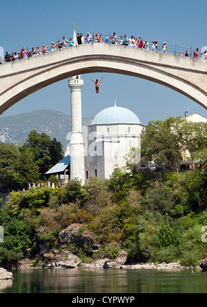 Un subacqueo di saltare fuori dal Ponte Vecchio (Stari Most) che attraversa il fiume Neretva a Mostar, in Bosnia ed Erzegovina. Foto Stock