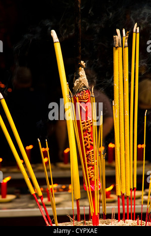 Bruciare incenso alla Thien Hau Pagoda in Ho Chi Minh City Vietnam. Foto Stock