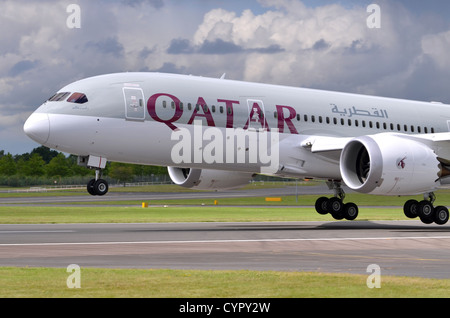 Boeing 787 Dreamliner nei colori della Qatar Airways prendendo il largo a Farnborough Airshow 2012 Foto Stock