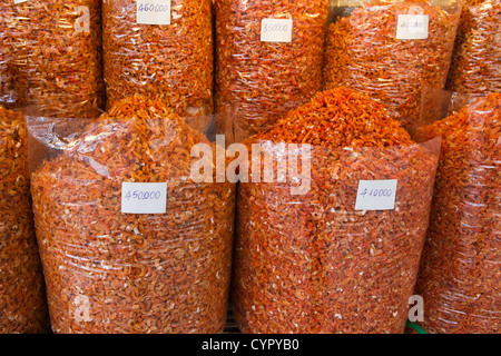 Sacchetti di gamberetti essiccati (gamberetti) al Mercato di Binh Tay, in Ho Chi Minh City Vietnam. Foto Stock