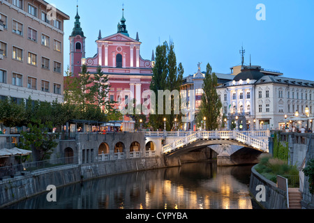 Chiesa francescana dell'Annunciazione e la tripla ponte sopra il fiume Ljubljanica a Lubiana, capitale della Slovenia. Foto Stock