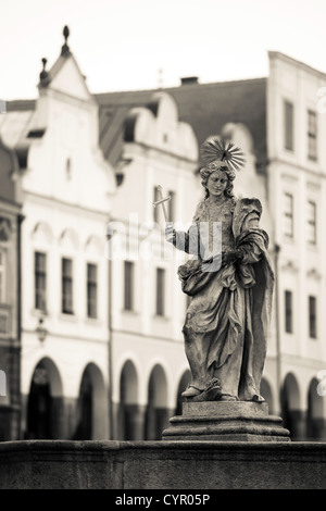 Dettaglio della fontana della piazza principale di Telc, Repubblica Ceca, sito patrimonio mondiale dell'UNESCO - seppia immagine a colori Foto Stock