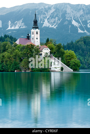 Vista serale del XV secolo la Chiesa del pellegrinaggio dell Assunzione di Maria in Bled island, il lago di Bled in Slovenia. Foto Stock