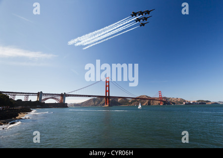 6 jet fighter lasciare il sentiero di vapore come si vola sopra il Golden Gate bridge in precisione ala delta formazione settimana della flotta air show Foto Stock