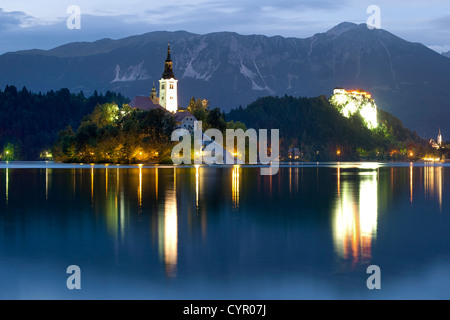 Visione notturna del XV secolo la Chiesa del pellegrinaggio dell Assunzione di Maria in Bled island, il lago di Bled in Slovenia. Foto Stock