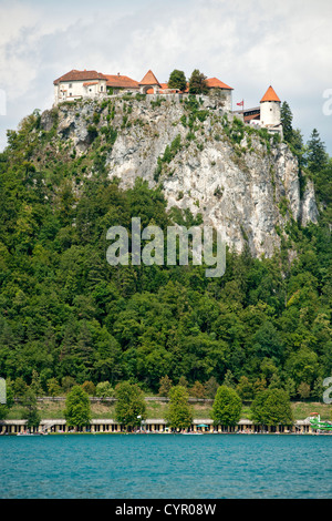 Il castello di Bled su un promontorio roccioso che si affaccia sul lago di Bled nelle Alpi Giulie nel nord ovest della Slovenia. Foto Stock