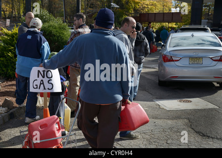 Linea alla stazione di gas dopo l uragano Sandy, northern NJ. Le persone con le lattine in attesa di ottenere gas per automobili e generatori. Foto Stock