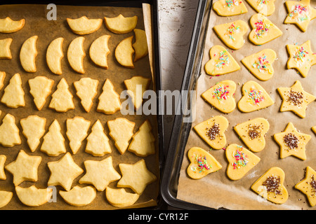 Pane appena sfornato in casa biscotti di Natale su un vassoio da forno Foto Stock