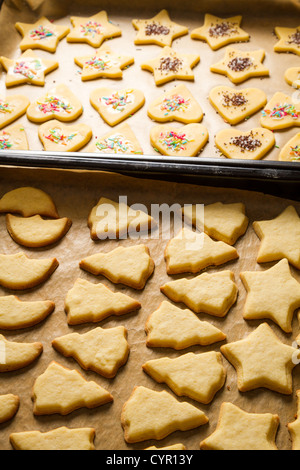 Decorate in casa biscotti di Natale Foto Stock