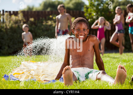 Black Boy giocando in acqua Foto Stock