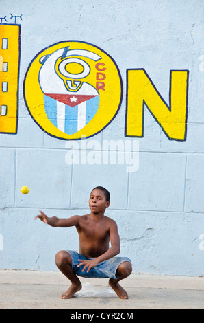 Ragazzo cubano a giocare a baseball in Cienfuegas, Cuba Foto Stock