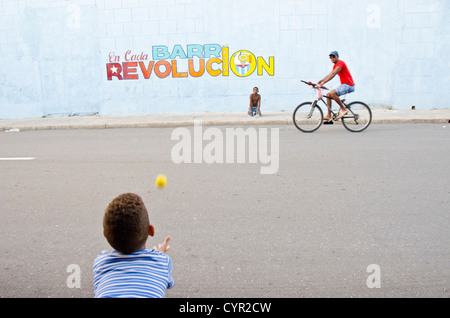 Ragazzo cubano a giocare a baseball in Cienfuegas, Cuba Foto Stock