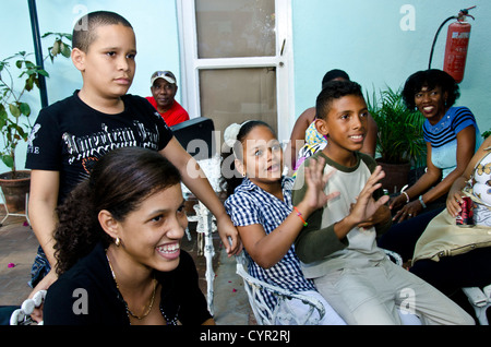 I bambini cubani eseguire e riprodurre in Cienfuegas, Cuba Foto Stock