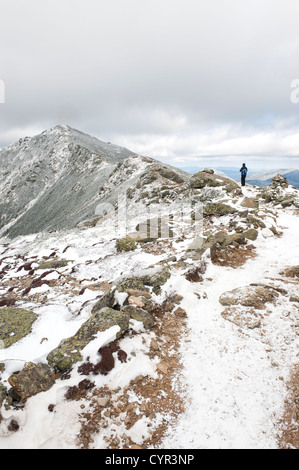 Escursionista solitario sul Franconia ridge trail, New Hampshire, Stati Uniti d'America. Foto Stock