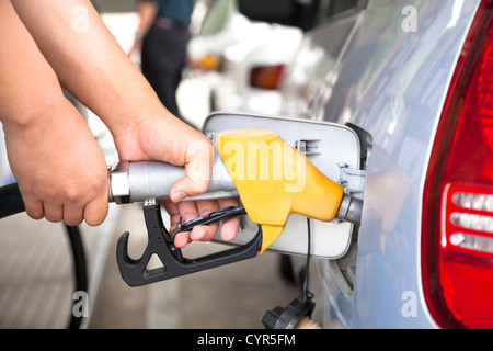 Ricarica a mano la vettura di carburante stazione di riempimento Foto Stock