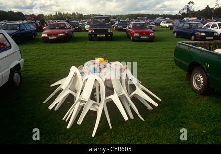 Tavolo e sedie da giardino sono ordinatamente puntellato in attesa dei suoi proprietari per tornare all'erboso parco auto da Ascot corse di cavalli. Foto Stock