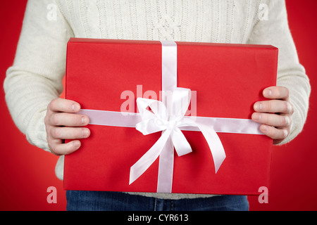 Immagine di giftbox detenute da maschio Foto Stock