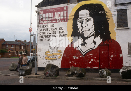 La faccia del repubblicano irlandese Bobby Sands sulla parete ufficio del Sinn Feinn, la sinistra politcal braccio dell'IRA. Foto Stock