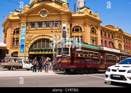 Il famoso Flinders Street Stazione ferroviaria on Swanston st Melbourne Victoria Australia con la folla di persone sulle strade. Foto Stock