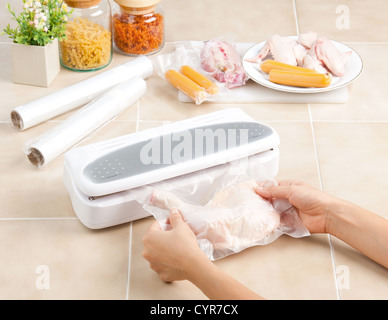 Guarnizione di tenuta a vuoto la macchina impacchettatrice per mantenere tutti gli alimenti a lunga durata Foto Stock