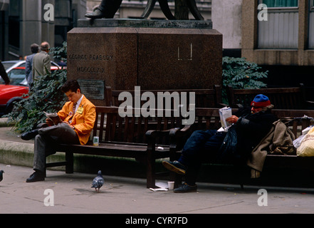 Un commerciante dal LIFFE futures exchange prende una pausa nella strada durante un pranzo nei giorni feriali. Foto Stock